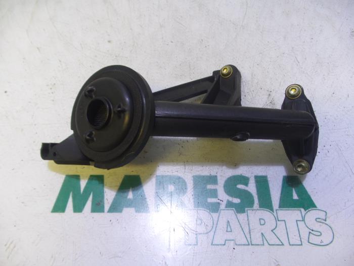 Używane Pompa oleju Peugeot 206 (2A/C/H/J/S) 1.4 HDi Cena € 20,00 Procedura marży oferowane przez Maresia Parts