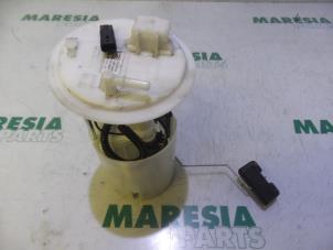 Usados Bomba eléctrica de combustible Renault Espace (RFCJ) 1.6 Tce 200 EDC Precio € 75,00 Norma de margen ofrecido por Maresia Parts
