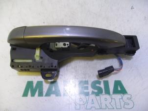 Used Front door handle 4-door, right Renault Espace (RFCJ) 1.6 Tce 200 EDC Price € 85,00 Margin scheme offered by Maresia Parts