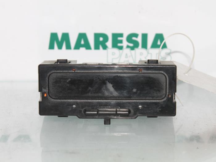 Begagnade Innerdisplay Renault Megane (EA) 1.6 16V Sport Pris € 15,00 Marginaltabell erbjuds av Maresia Parts