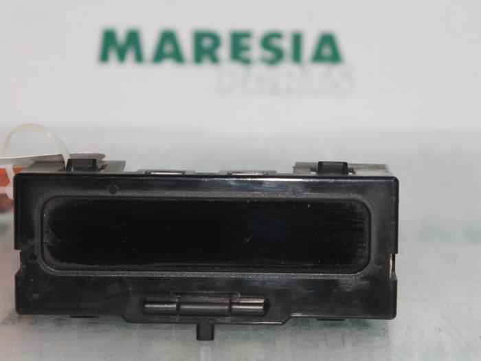 Begagnade Innerdisplay Renault Megane II (BM/CM) 1.4 16V 98 Pris € 20,00 Marginaltabell erbjuds av Maresia Parts