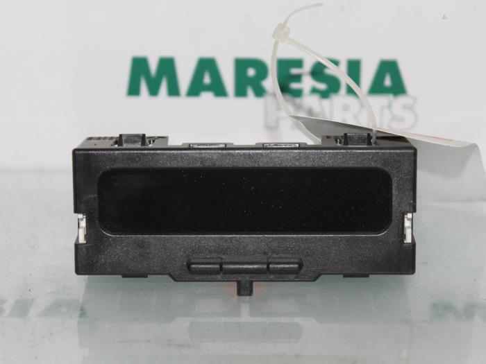Begagnade Innerdisplay Renault Megane II Grandtour (KM) 1.4 16V Pris € 20,00 Marginaltabell erbjuds av Maresia Parts