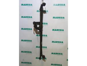 Used Wiper mechanism Renault Master III (FD/HD) 2.2 dCi 16V Price € 50,00 Margin scheme offered by Maresia Parts