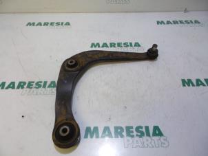 Usagé Bras de suspension bas avant droit Peugeot 206 (2A/C/H/J/S) 1.6 XS,XT Prix € 25,00 Règlement à la marge proposé par Maresia Parts
