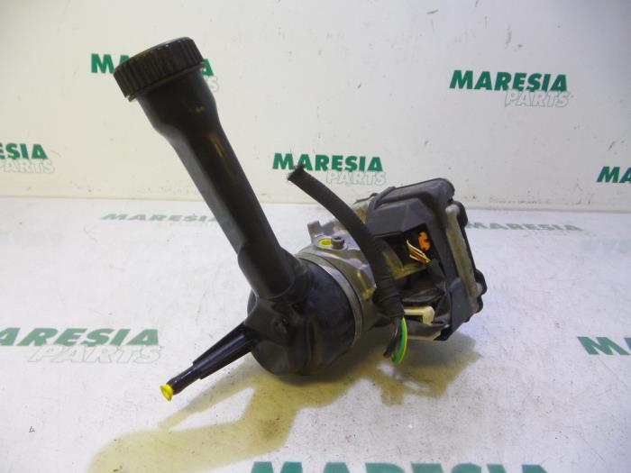 Power steering pump from a Peugeot 308 SW (4E/H) 1.6 HDiF 16V 2013