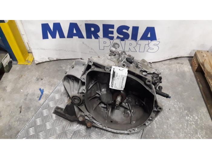 Gearbox from a Peugeot 308 SW (4E/H) 1.6 HDiF 16V 2013