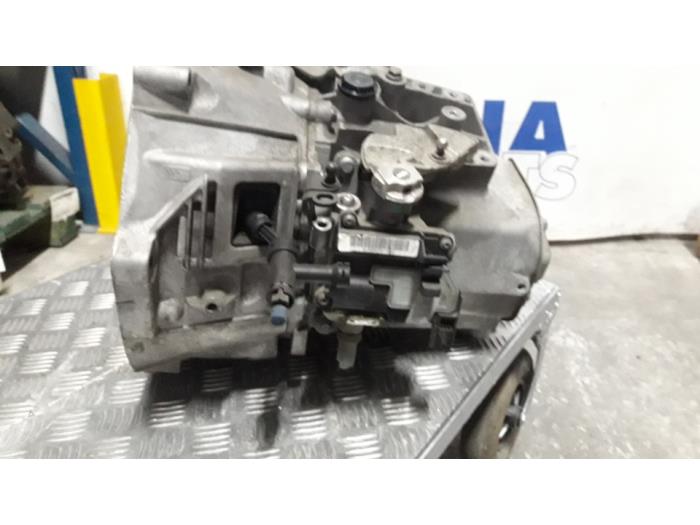 Gearbox from a Peugeot 308 SW (4E/H) 1.6 HDiF 16V 2013