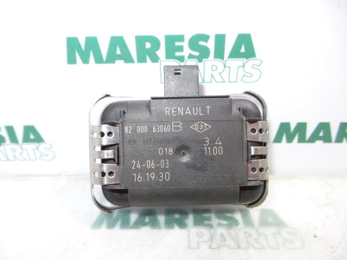 Begagnade Regnsensor Renault Espace (JK) 3.0 dCi V6 24V Grand Espace Pris € 25,00 Marginaltabell erbjuds av Maresia Parts