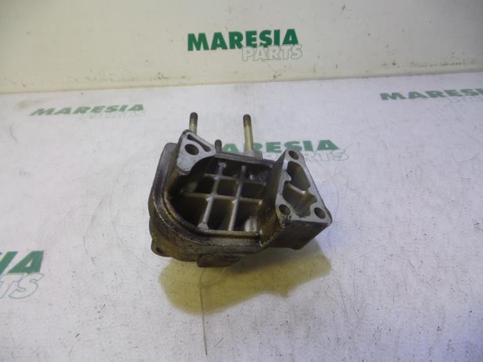 Engine mount from a Fiat Punto II (188) 1.2 60 S 2004