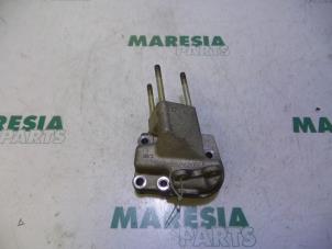 Engine mount from a Fiat Punto II (188) 1.2 60 S 2004