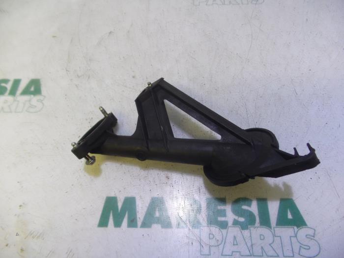Używane Pompa oleju Peugeot 207 SW (WE/WU) 1.6 HDi 16V Cena € 20,00 Procedura marży oferowane przez Maresia Parts