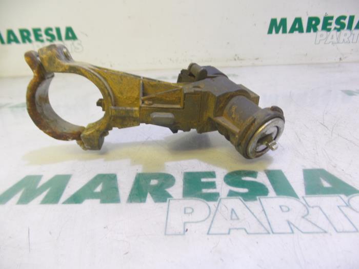Używane Stacyjka + Kluczyk Alfa Romeo MiTo (955) 1.3 JTDm 16V Cena € 25,00 Procedura marży oferowane przez Maresia Parts