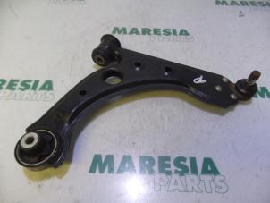 Używane Wahacz zawieszenia dolny prawy przód Lancia Delta (844) 1.6 D Multijet 16V 120 Cena € 35,00 Procedura marży oferowane przez Maresia Parts
