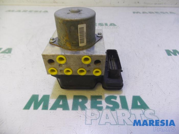 Używane Pompa ABS Lancia Delta (844) 1.6 D Multijet 16V 120 Cena na żądanie oferowane przez Maresia Parts
