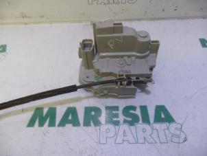 Used Front door lock mechanism 4-door, right Lancia Delta (844) 1.6 D Multijet 16V 120 Price € 40,00 Margin scheme offered by Maresia Parts