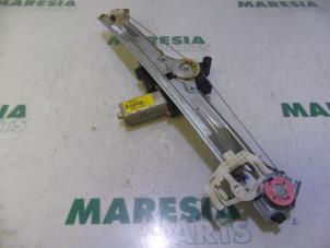 Używane Mechanizm szyby prawej tylnej wersja 4-drzwiowa Lancia Delta (844) 1.6 D Multijet 16V 120 Cena € 40,00 Procedura marży oferowane przez Maresia Parts