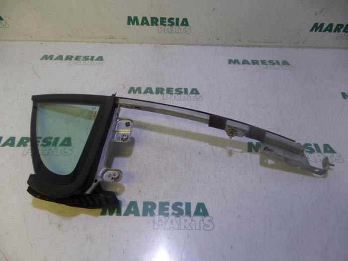 Usados Ventanilla triangular izquierda delante Peugeot 207 CC (WB) 1.6 16V Precio € 35,00 Norma de margen ofrecido por Maresia Parts