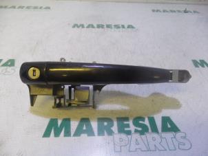 Used Door handle 2-door, left Peugeot 207 CC (WB) 1.6 16V Price € 25,00 Margin scheme offered by Maresia Parts