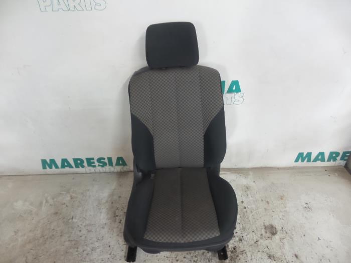 Używane Fotel prawy Renault Megane II (BM/CM) 1.4 16V 98 Cena € 105,00 Procedura marży oferowane przez Maresia Parts