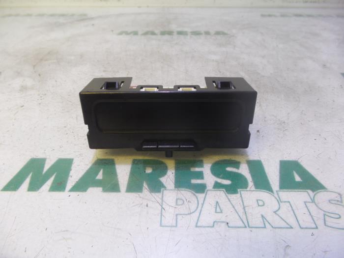 Begagnade Innerdisplay Renault Megane II (BM/CM) 1.4 16V 98 Pris € 20,00 Marginaltabell erbjuds av Maresia Parts