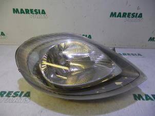 Used Headlight, right Renault Trafic New (FL) 1.9 dCi 100 16V Price € 50,00 Margin scheme offered by Maresia Parts