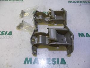 Used Rear door hinge, right Renault Trafic New (FL) 1.9 dCi 100 16V Price € 75,00 Margin scheme offered by Maresia Parts