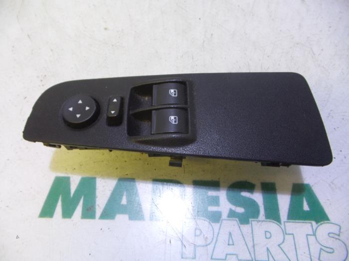 Używane Przelacznik combi okienny Fiat Grande Punto (199) 1.3 JTD Multijet 16V 85 Actual Cena € 35,00 Procedura marży oferowane przez Maresia Parts