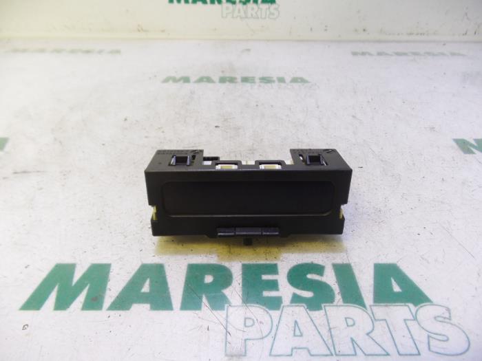 Begagnade Innerdisplay Renault Megane II (BM/CM) 1.9 dCi 120 Pris € 20,00 Marginaltabell erbjuds av Maresia Parts