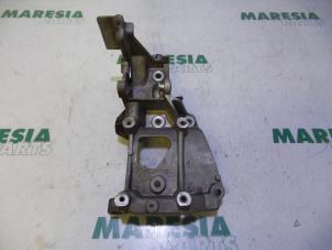 Używane Wspornik (rózne) Fiat Ducato (250) 2.0 D 115 Multijet Cena € 40,00 Procedura marży oferowane przez Maresia Parts