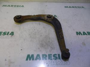 Usagé Bras de suspension bas avant droit Peugeot 206 (2A/C/H/J/S) 1.4 16V Prix € 25,00 Règlement à la marge proposé par Maresia Parts