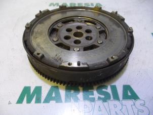 Usagé Volant moteur Fiat Grande Punto (199) 1.4 T-Jet 16V Prix € 105,00 Règlement à la marge proposé par Maresia Parts