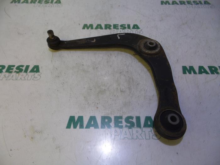 Front lower wishbone, left from a Peugeot 206 SW (2E/K) 1.4 2004