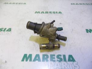 Usagé Boîtier thermostat Fiat Punto II (188) 1.9 JTD 80 ELX 3-Drs. Prix € 25,00 Règlement à la marge proposé par Maresia Parts