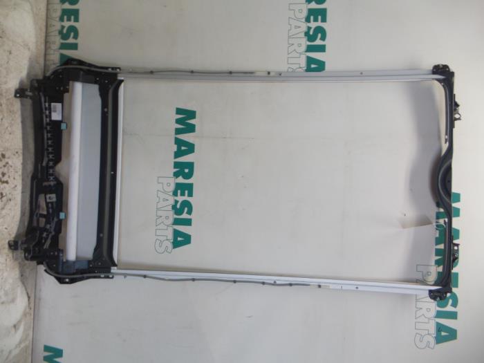Używane Szyberdach Peugeot 308 SW (L4/L9/LC/LJ/LR) 1.6 BlueHDi 120 Cena € 262,50 Procedura marży oferowane przez Maresia Parts