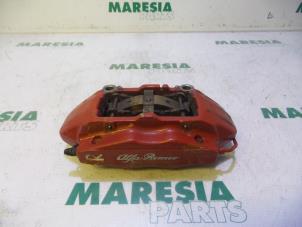 Usados Pinza de freno derecha delante Alfa Romeo Brera (939) 2.2 JTS 16V Precio € 183,75 Norma de margen ofrecido por Maresia Parts