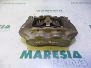Używane Zacisk hamulcowy prawy przód Alfa Romeo 159 Sportwagon (939BX) 2.2 JTS 16V Cena € 157,50 Procedura marży oferowane przez Maresia Parts