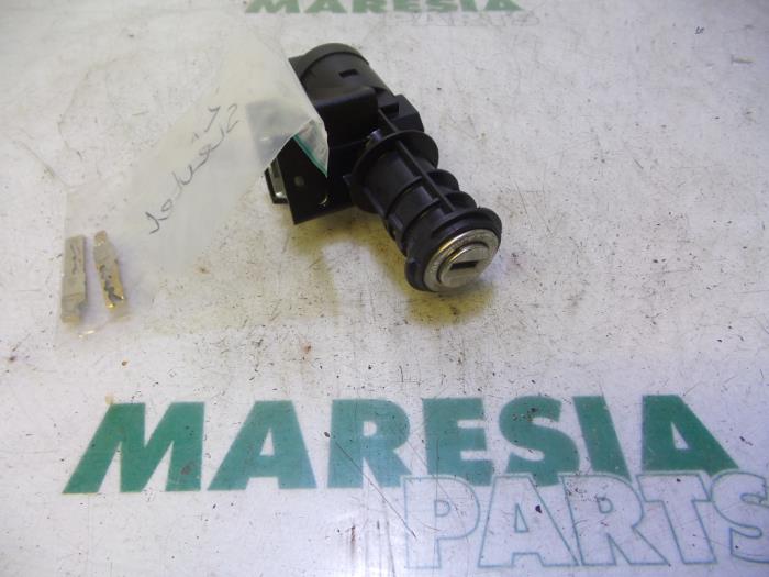 Używane Stacyjka + Kluczyk Fiat Stilo (192A/B) 1.6 16V 3-Drs. Cena € 45,00 Procedura marży oferowane przez Maresia Parts