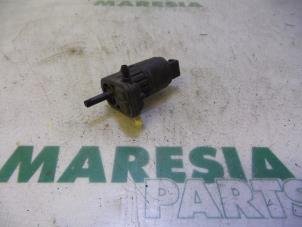 Used Windscreen washer pump Alfa Romeo Brera (939) 2.2 JTS 16V Price € 15,00 Margin scheme offered by Maresia Parts