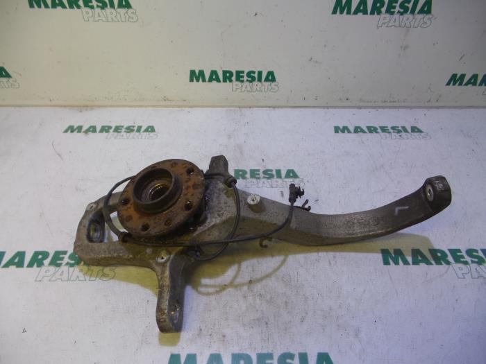 Knuckle, front left from a Alfa Romeo 159 Sportwagon (939BX) 2.2 JTS 16V 2008