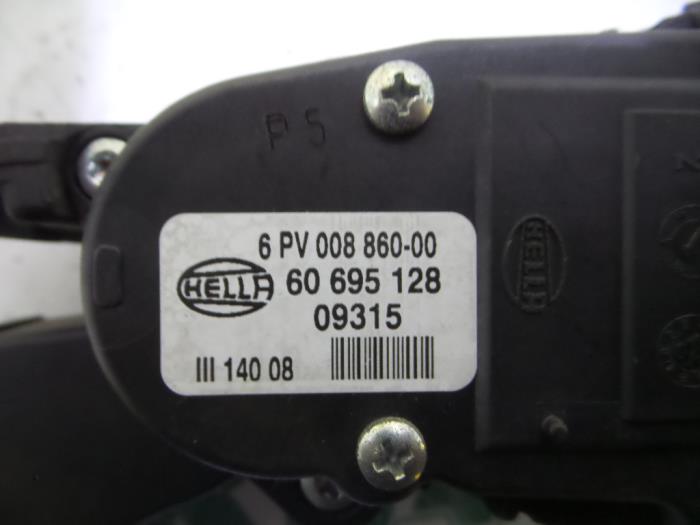 Throttle pedal position sensor from a Alfa Romeo 159 Sportwagon (939BX) 2.2 JTS 16V 2008