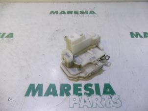 Used Front door lock mechanism 4-door, right Alfa Romeo 159 Sportwagon (939BX) 2.2 JTS 16V Price € 35,00 Margin scheme offered by Maresia Parts