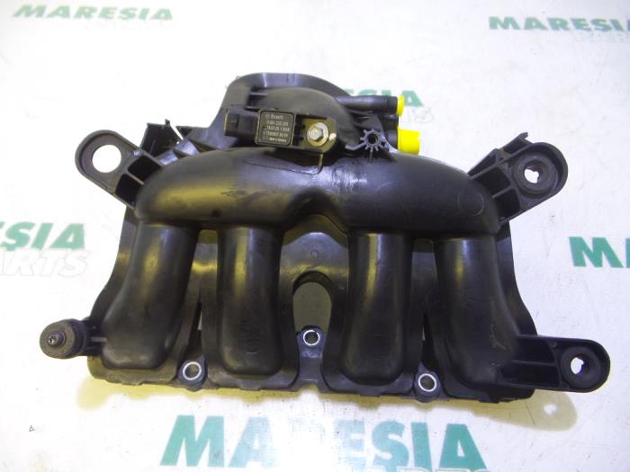 Używane Kolektor dolotowy Peugeot 208 I (CA/CC/CK/CL) 1.6 16V GTI Cena € 49,99 Procedura marży oferowane przez Maresia Parts