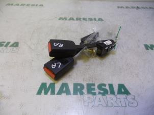 Używane Wtyk pasa bezpieczenstwa srodek tyl Peugeot 307 CC (3B) 2.0 16V Cena € 40,00 Procedura marży oferowane przez Maresia Parts