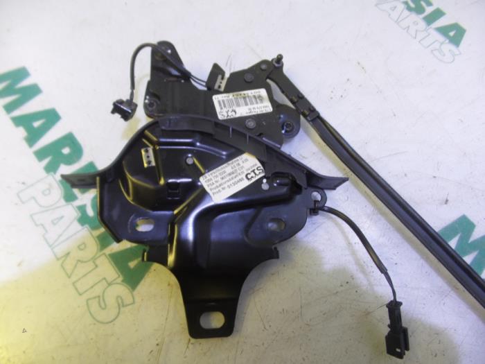 Convertible lock from a Peugeot 307 CC (3B) 2.0 16V 2007