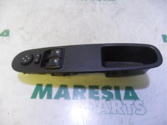 Usados Interruptor combinado de ventanillas Fiat Punto III (199) Precio € 25,00 Norma de margen ofrecido por Maresia Parts