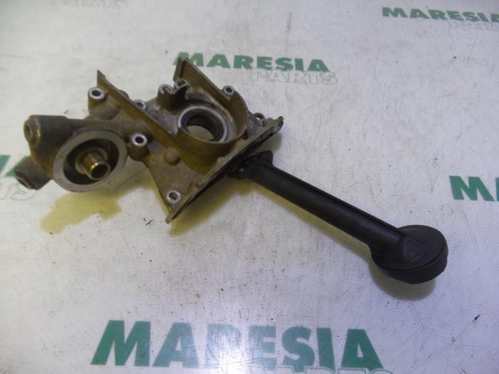 Oil pump from a Renault Twingo (C06) 1.2 2007