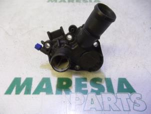 Used Thermostat housing Peugeot 208 I (CA/CC/CK/CL) 1.2 Vti 12V PureTech 82 Price € 35,00 Margin scheme offered by Maresia Parts