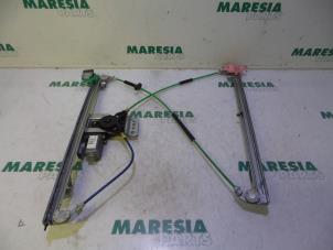 Używane Mechanizm szyby lewej przedniej wersja 2-drzwiowa Fiat Scudo (270) 2.0 D Multijet Cena € 75,00 Procedura marży oferowane przez Maresia Parts