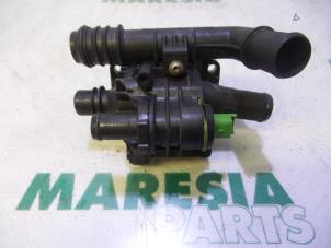 Used Thermostat housing Peugeot 307 SW (3H) 1.6 HDiF 110 16V Price € 35,00 Margin scheme offered by Maresia Parts