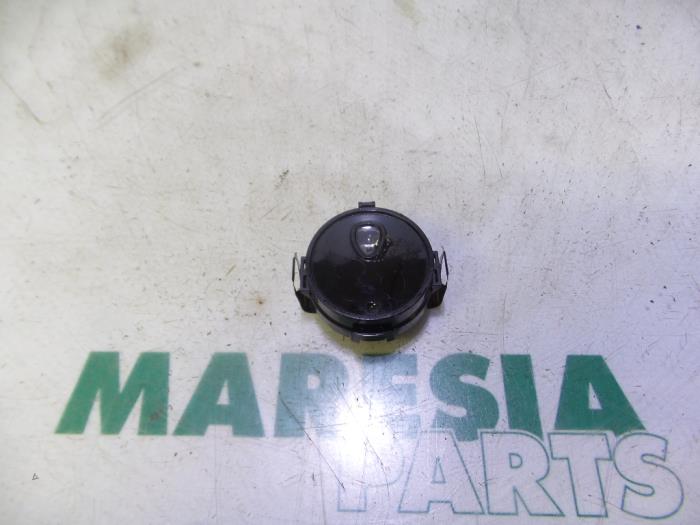 Begagnade Regnsensor Renault Megane II CC (EM) 1.6 16V Pris € 25,00 Marginaltabell erbjuds av Maresia Parts